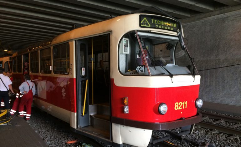 Tramvaj přepálila troleje a odřízla spojení na pražský Barrandov